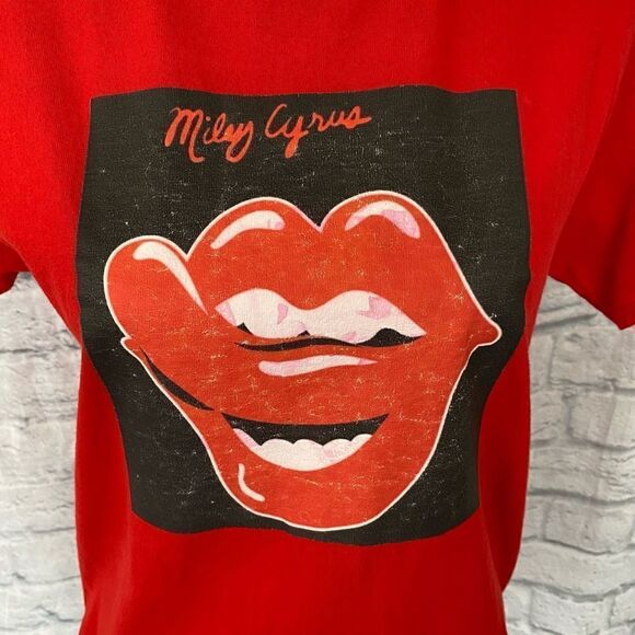 Miley Cyrus Gildan youth L short sleeve Crewneck concert t-shirt red - Picture 2 of 9